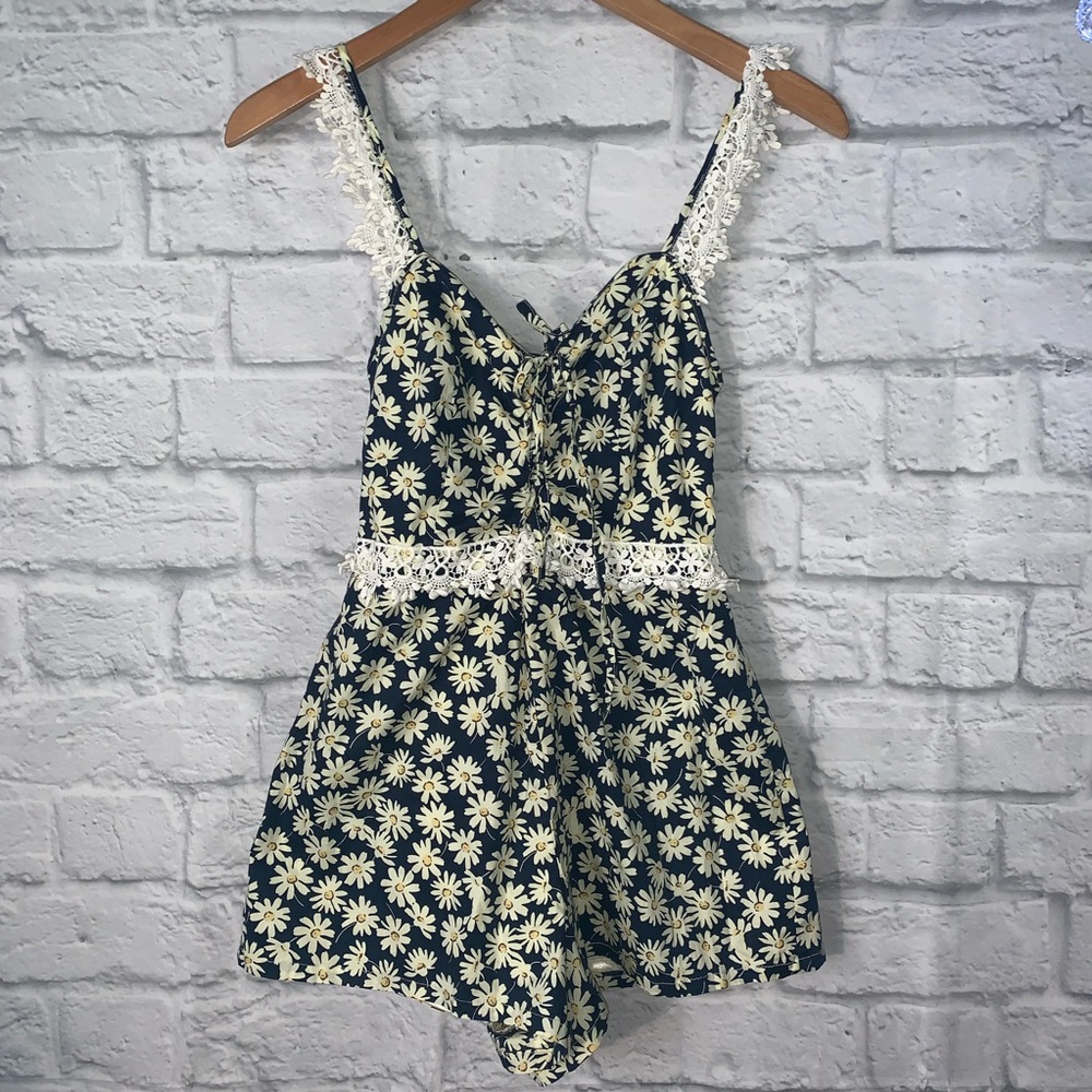 TOBI Daisy Romper Sz XS